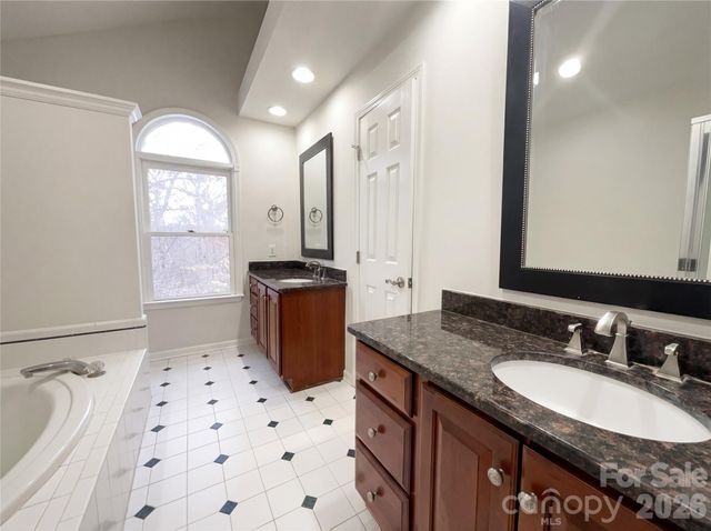 122 W Tattersall Drive, Statesville, NC 28677