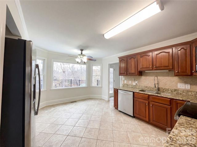 122 W Tattersall Drive, Statesville, NC 28677