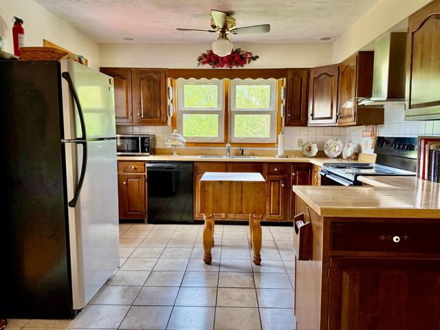 3317 HWY 52, Beattyville, KY 41311