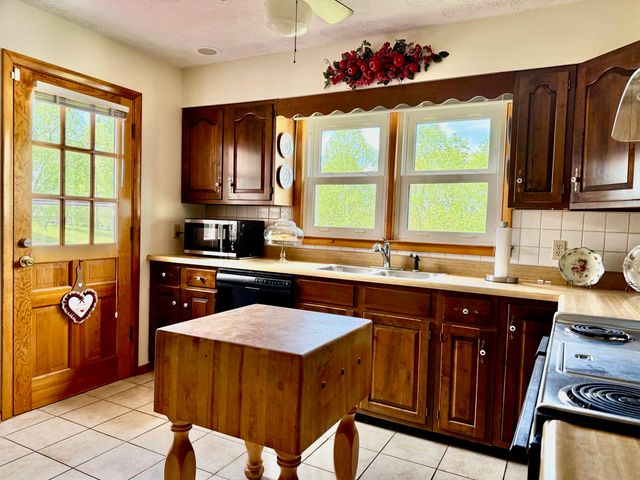 3317 HWY 52, Beattyville, KY 41311