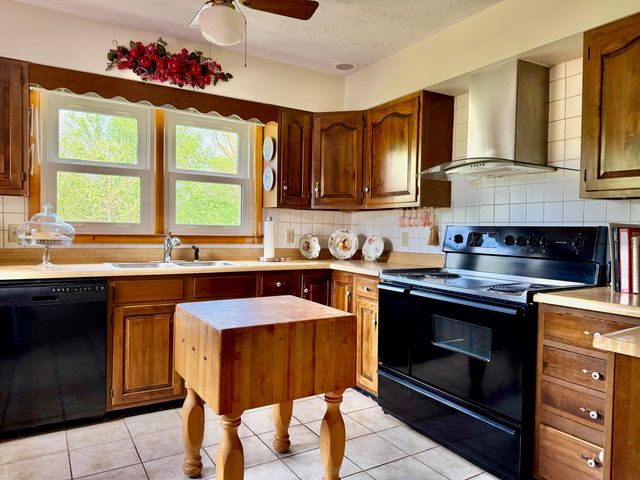 3317 HWY 52, Beattyville, KY 41311