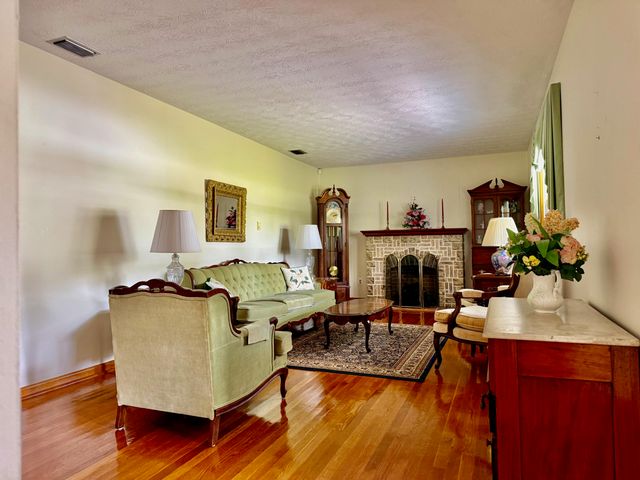 3317 HWY 52, Beattyville, KY 41311