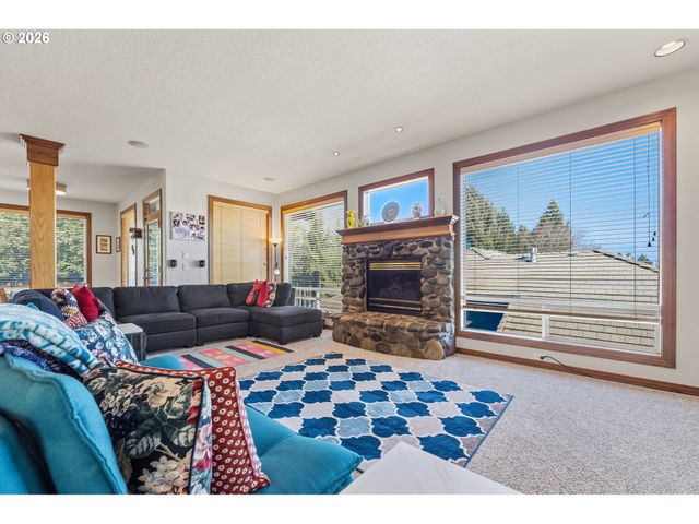 13923 Sw MISTLETOE Dr, Portland, OR 97223