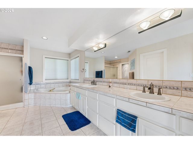 13923 Sw MISTLETOE Dr, Portland, OR 97223