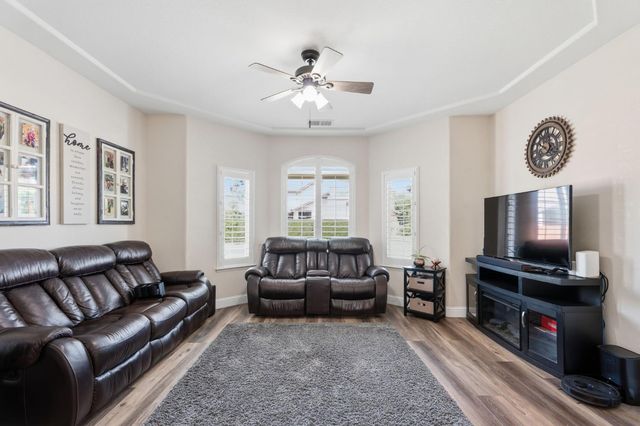 2850 N Apricot Avenue, Fresno, CA 93727