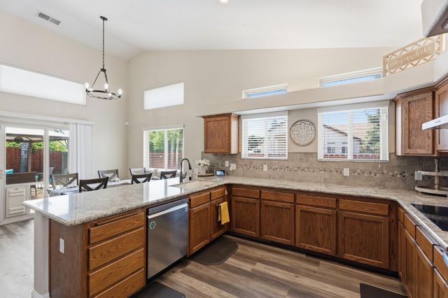 2850 N Apricot Avenue, Fresno, CA 93727