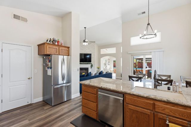 2850 N Apricot Avenue, Fresno, CA 93727