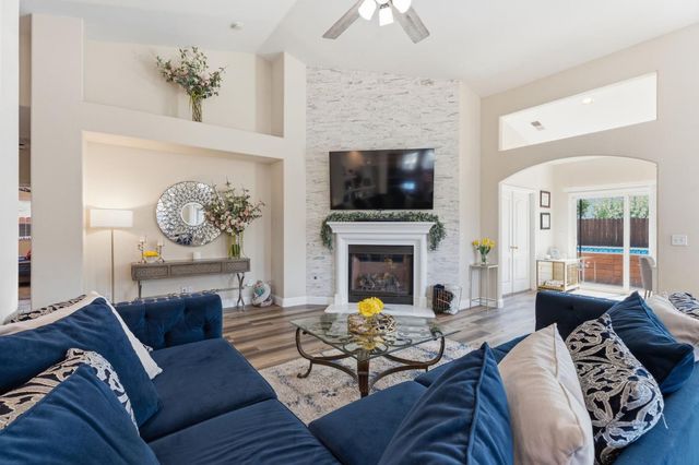 2850 N Apricot Avenue, Fresno, CA 93727