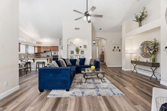 2850 N Apricot Avenue, Fresno, CA 93727