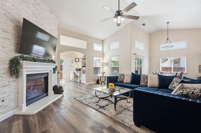 2850 N Apricot Avenue, Fresno, CA 93727