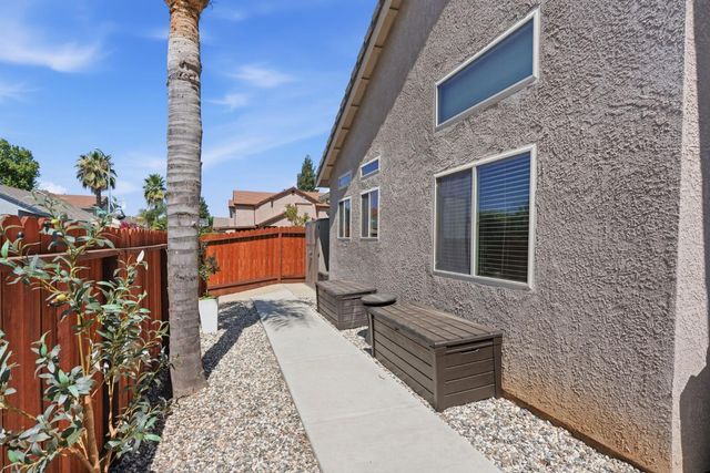 2850 N Apricot Avenue, Fresno, CA 93727