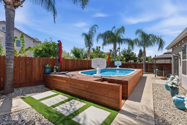 2850 N Apricot Avenue, Fresno, CA 93727