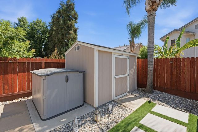 2850 N Apricot Avenue, Fresno, CA 93727