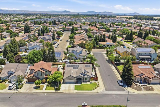 2850 N Apricot Avenue, Fresno, CA 93727