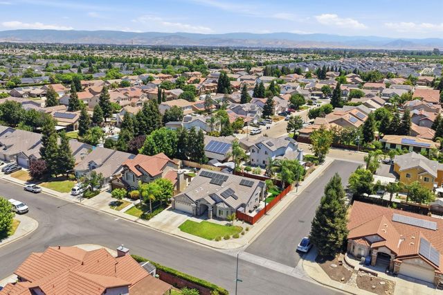 2850 N Apricot Avenue, Fresno, CA 93727