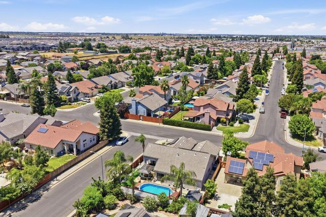 2850 N Apricot Avenue, Fresno, CA 93727