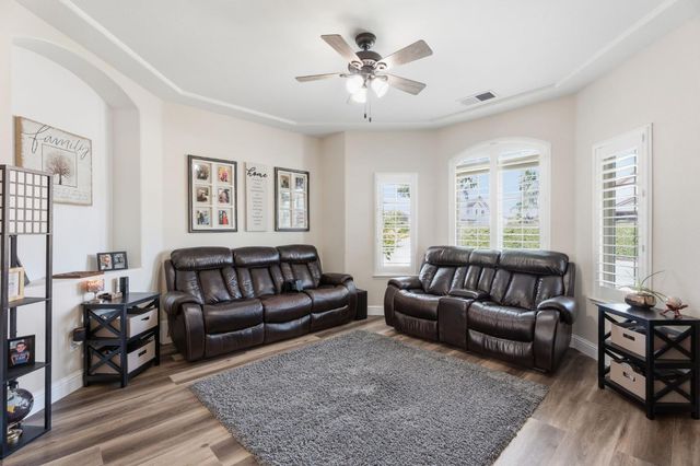 2850 N Apricot Avenue, Fresno, CA 93727