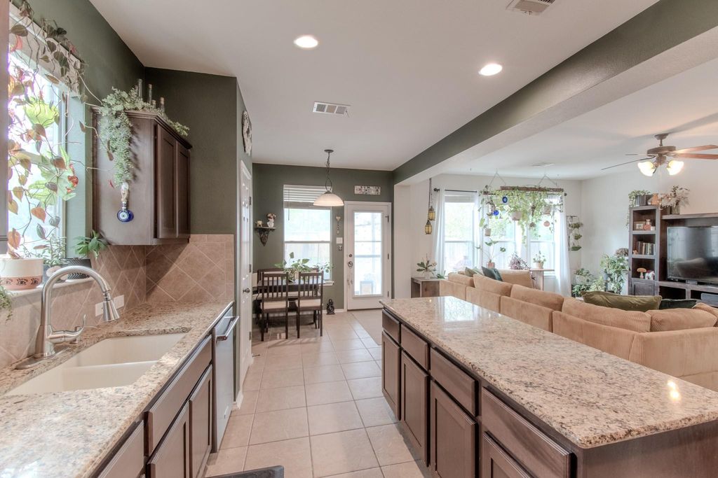 616 Bayou Bend DR, Buda, TX 78610