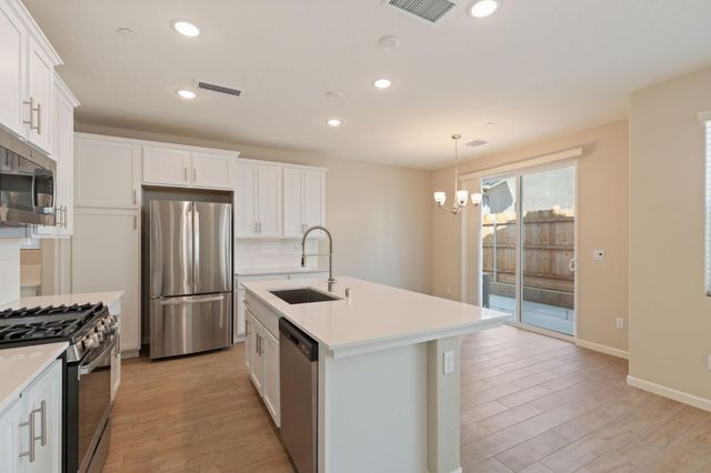 1109 Royalty Way W, Madera, CA 93636