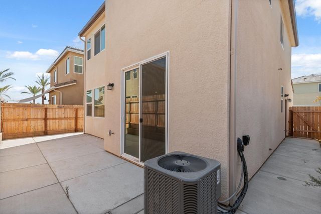 1109 Royalty Way W, Madera, CA 93636