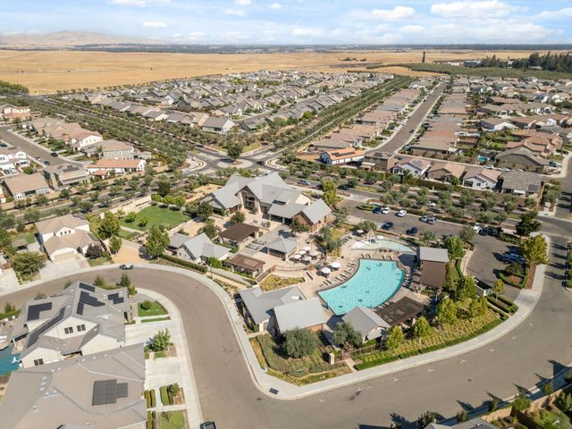 1109 Royalty Way W, Madera, CA 93636