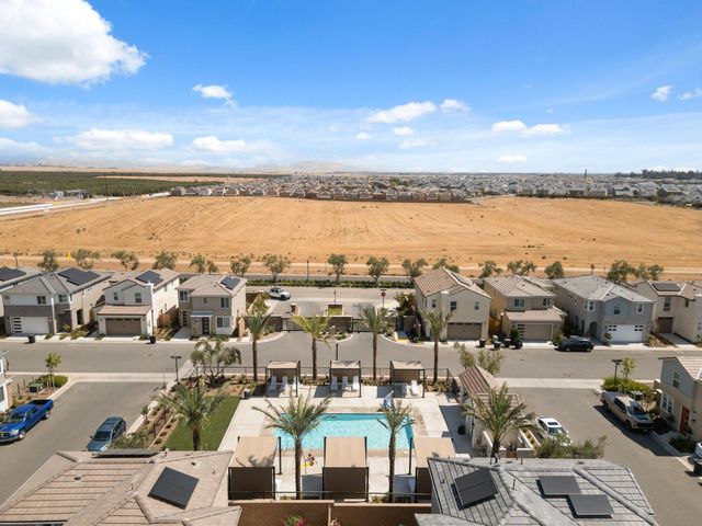 1109 Royalty Way W, Madera, CA 93636