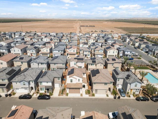 1109 Royalty Way W, Madera, CA 93636