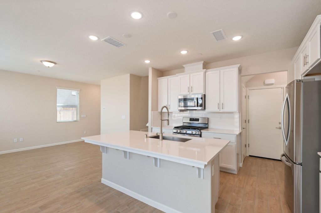 Image 11 of property listing at 1109 Royalty Way W, Madera, CA 93636