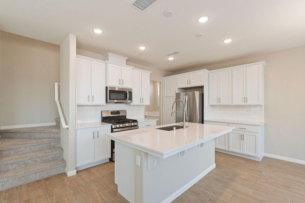 Image 12 of property listing at 1109 Royalty Way W, Madera, CA 93636