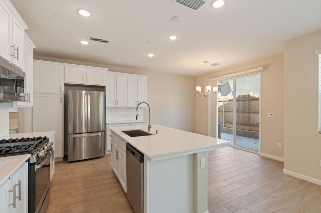 Image 13 of property listing at 1109 Royalty Way W, Madera, CA 93636