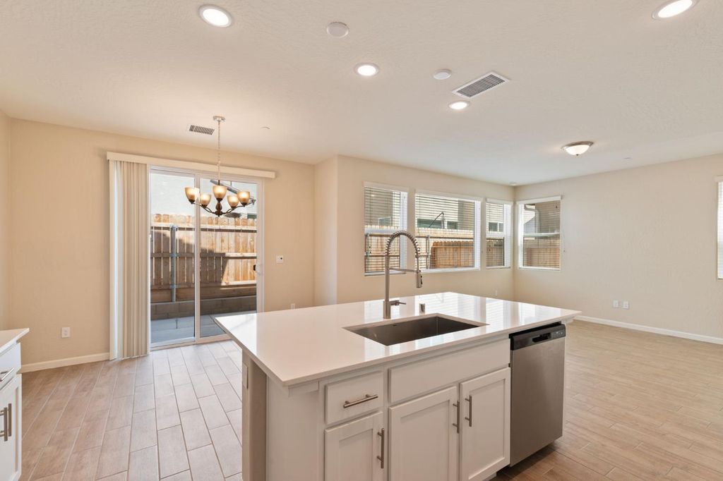 Image 14 of property listing at 1109 Royalty Way W, Madera, CA 93636