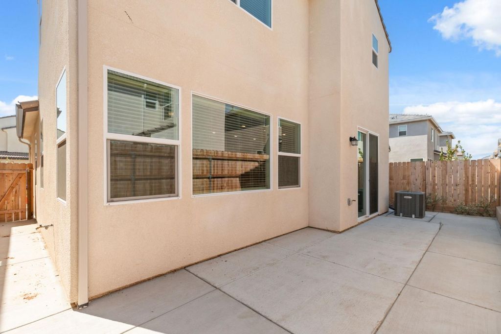 Image 16 of property listing at 1109 Royalty Way W, Madera, CA 93636