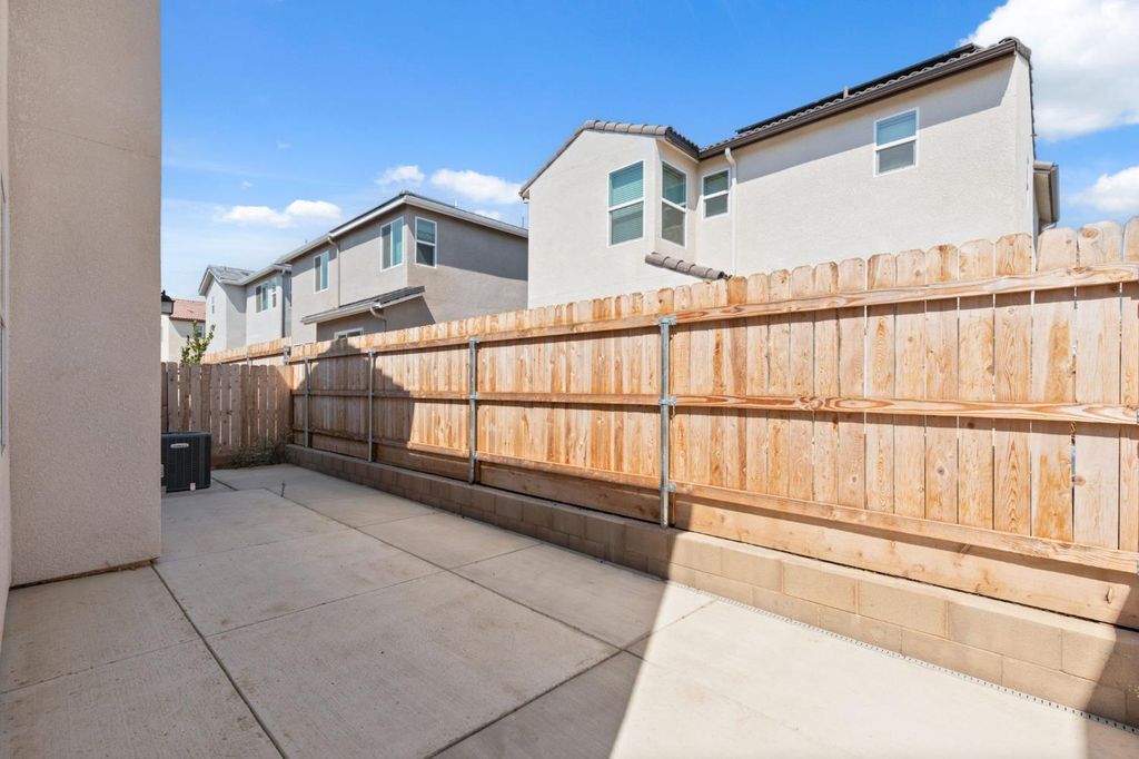 Image 17 of property listing at 1109 Royalty Way W, Madera, CA 93636