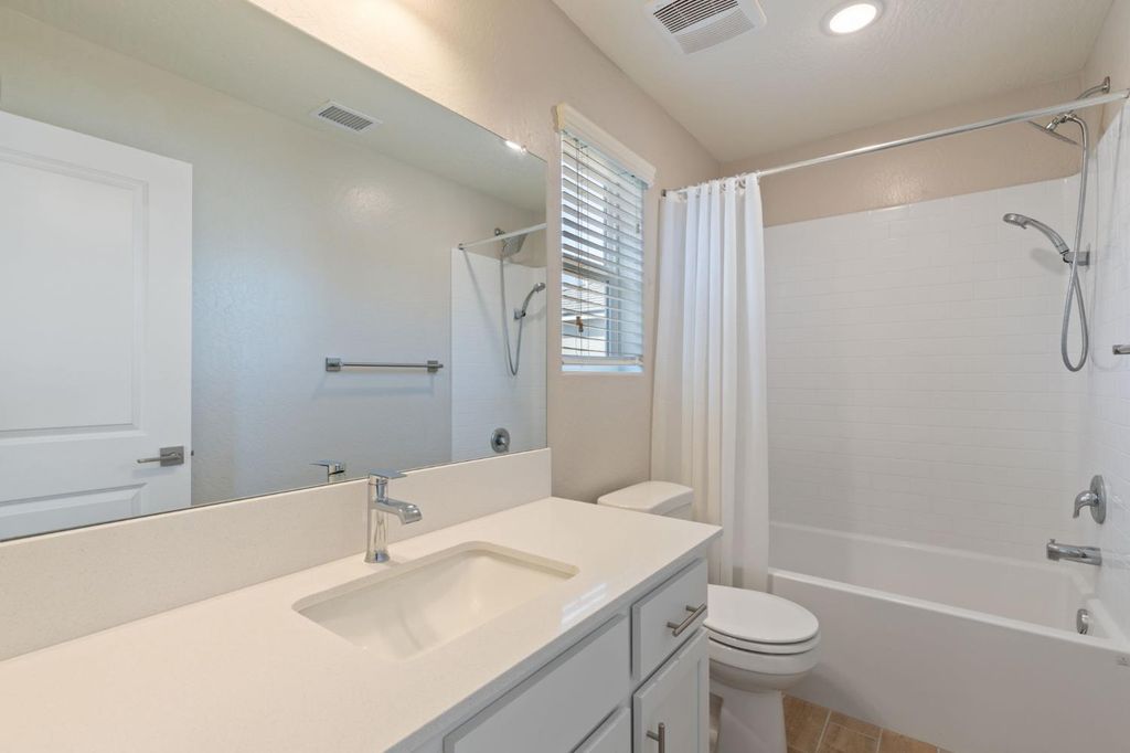 Image 19 of property listing at 1109 Royalty Way W, Madera, CA 93636