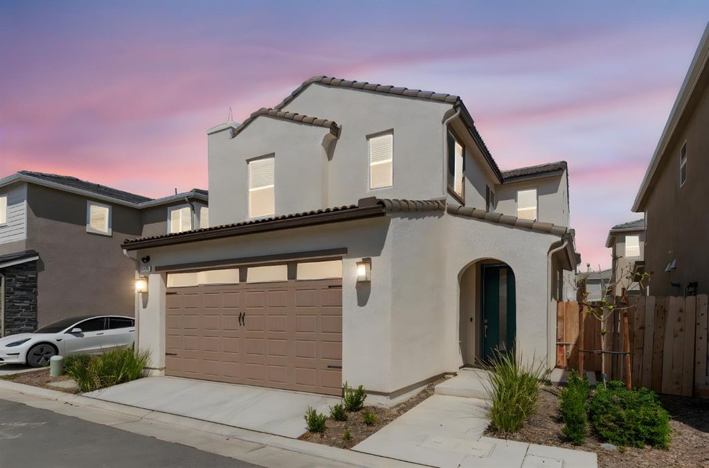 Image 2 of property listing at 1109 Royalty Way W, Madera, CA 93636