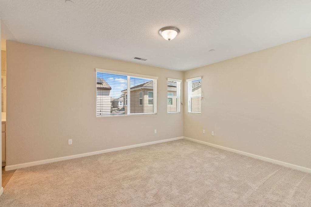 Image 21 of property listing at 1109 Royalty Way W, Madera, CA 93636