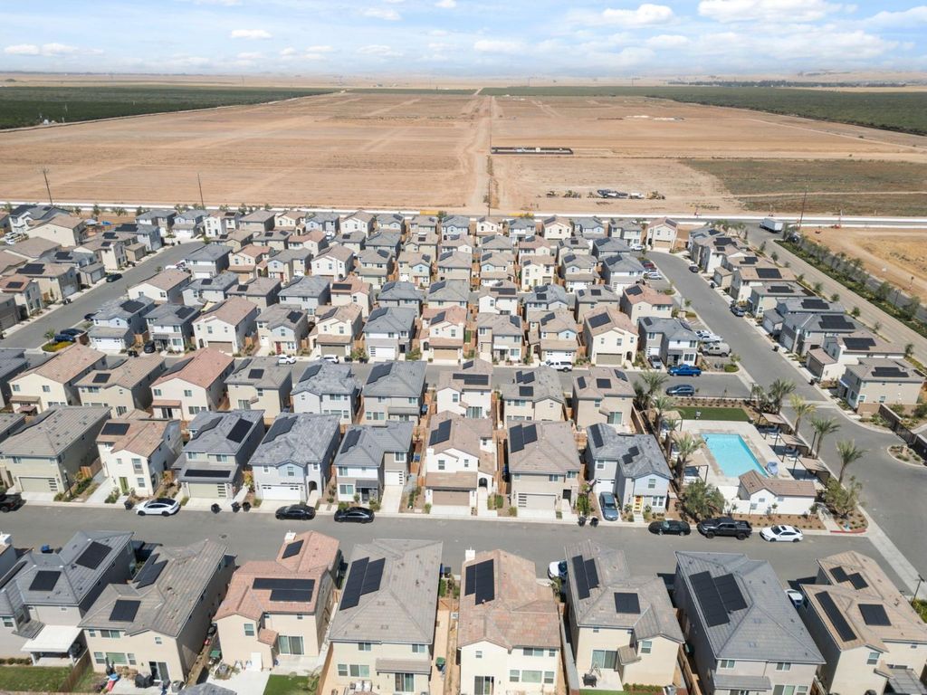 Image 40 of property listing at 1109 Royalty Way W, Madera, CA 93636