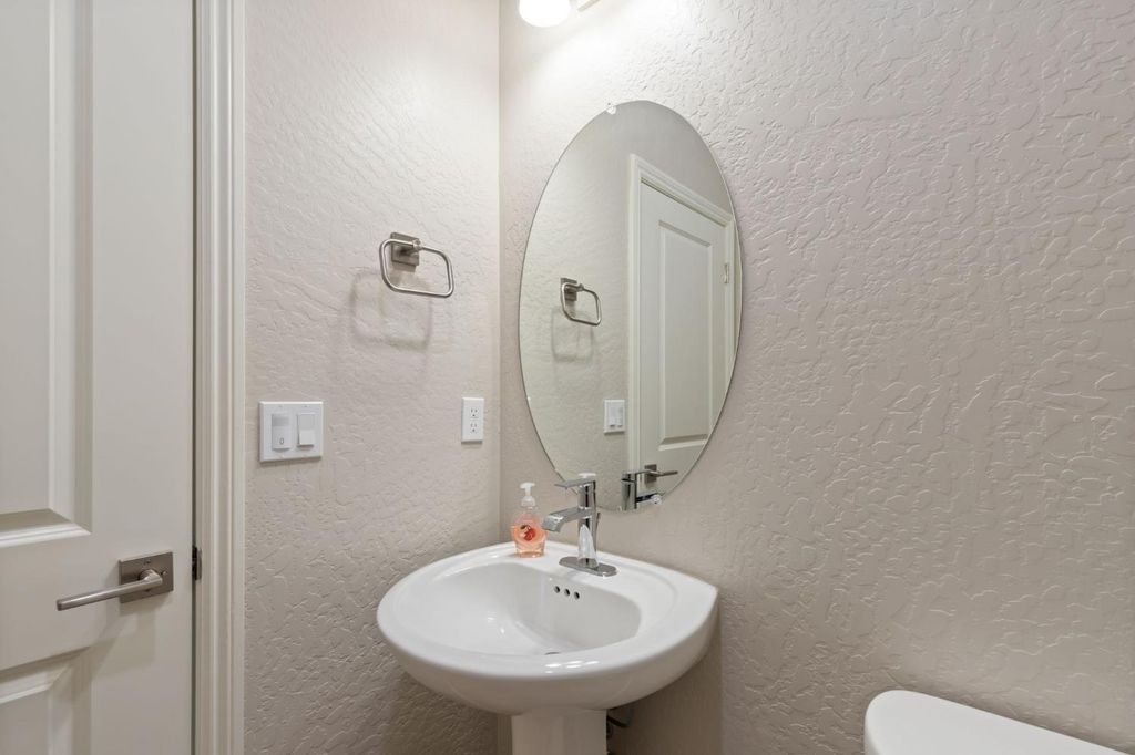 Image 6 of property listing at 1109 Royalty Way W, Madera, CA 93636