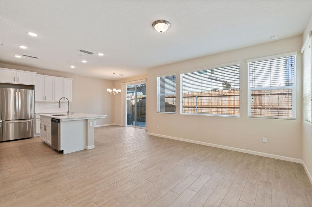 Image 7 of property listing at 1109 Royalty Way W, Madera, CA 93636