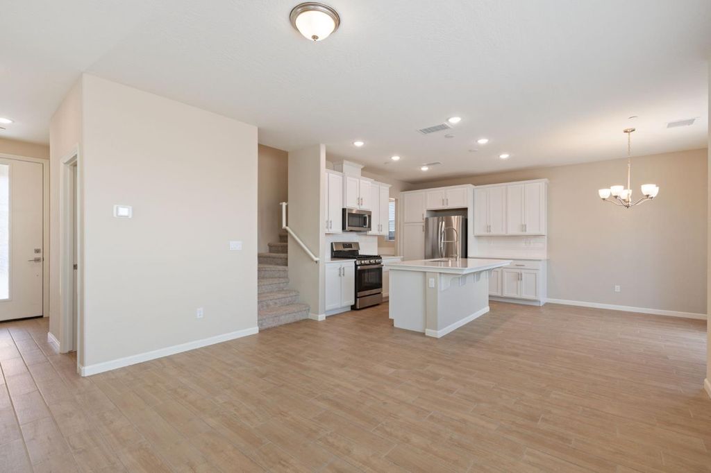 Image 9 of property listing at 1109 Royalty Way W, Madera, CA 93636