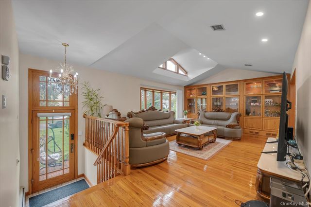 20 Jeffrey Lane, Great Neck, NY 11020