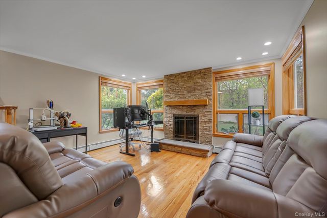 20 Jeffrey Lane, Great Neck, NY 11020