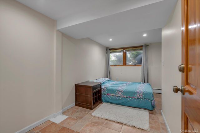 20 Jeffrey Lane, Great Neck, NY 11020