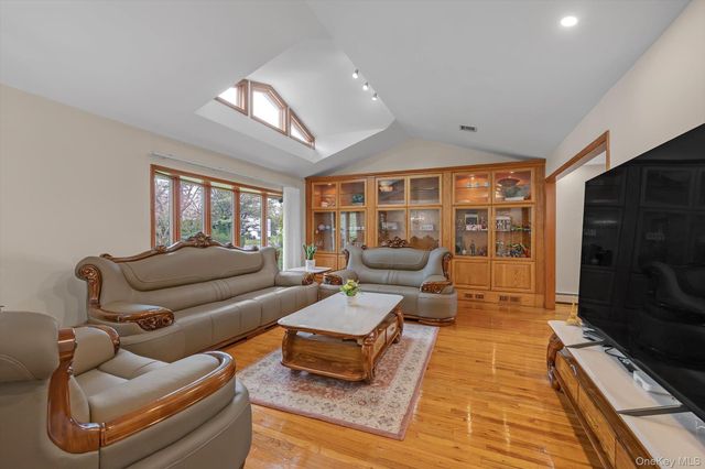 20 Jeffrey Lane, Great Neck, NY 11020