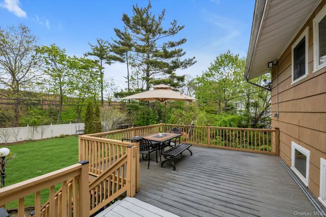 20 Jeffrey Lane, Great Neck, NY 11020