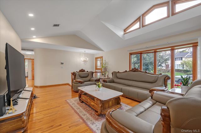 20 Jeffrey Lane, Great Neck, NY 11020