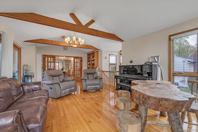 20 Jeffrey Lane, Great Neck, NY 11020