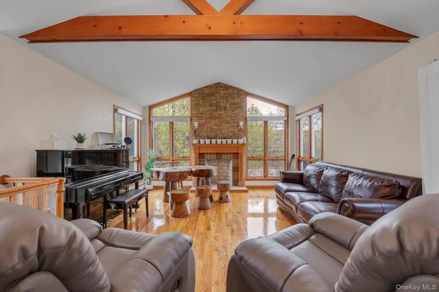 20 Jeffrey Lane, Great Neck, NY 11020