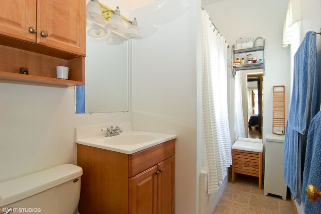 625 W Barry Avenue 3A, Chicago, IL 60657