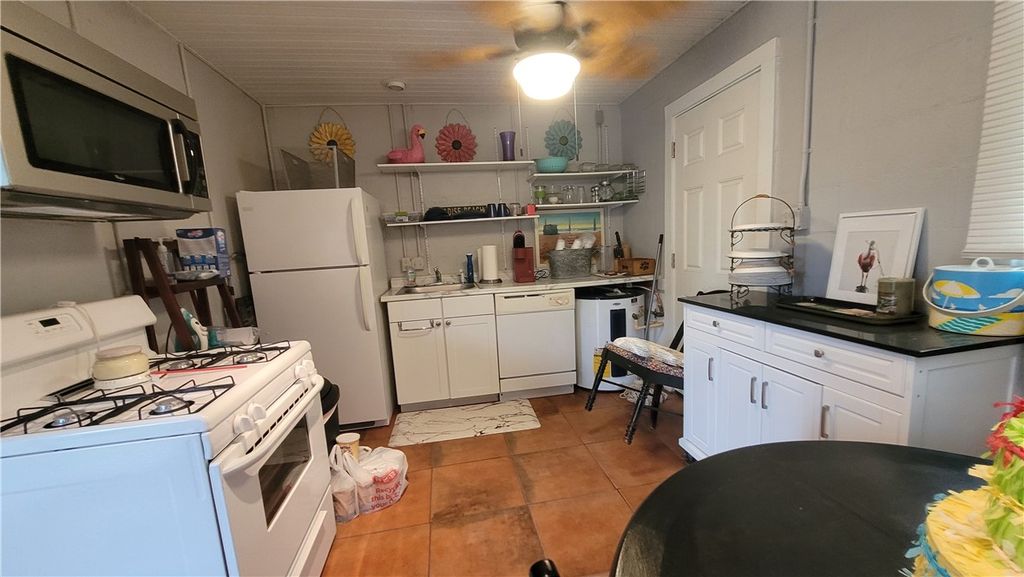 108 N Hood St, Rockport, TX 78382 — photo 2